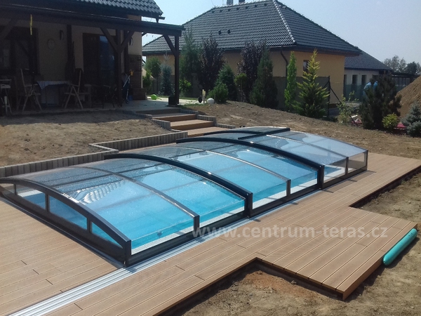 Citlivě osazená terasa kolem bazénu do zahrady